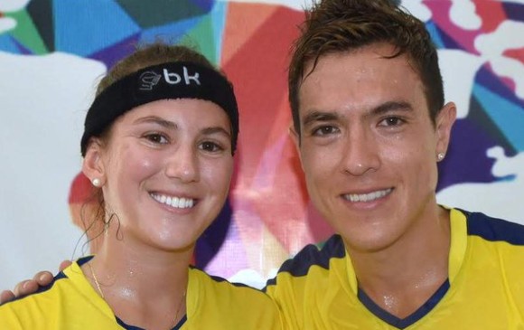 En acción, los colombianos durante la final de parejas mixtas. Lograron el oro. FOTO cortesía fedesquash