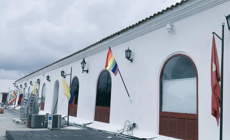 Así lucía la bandera del orgullo gay, junto a las banderas de Colombia y de Cartagena, en la Alcaldía de la capital de Bolívar. FOTO ALCALDÍA DE CARTAGENA
