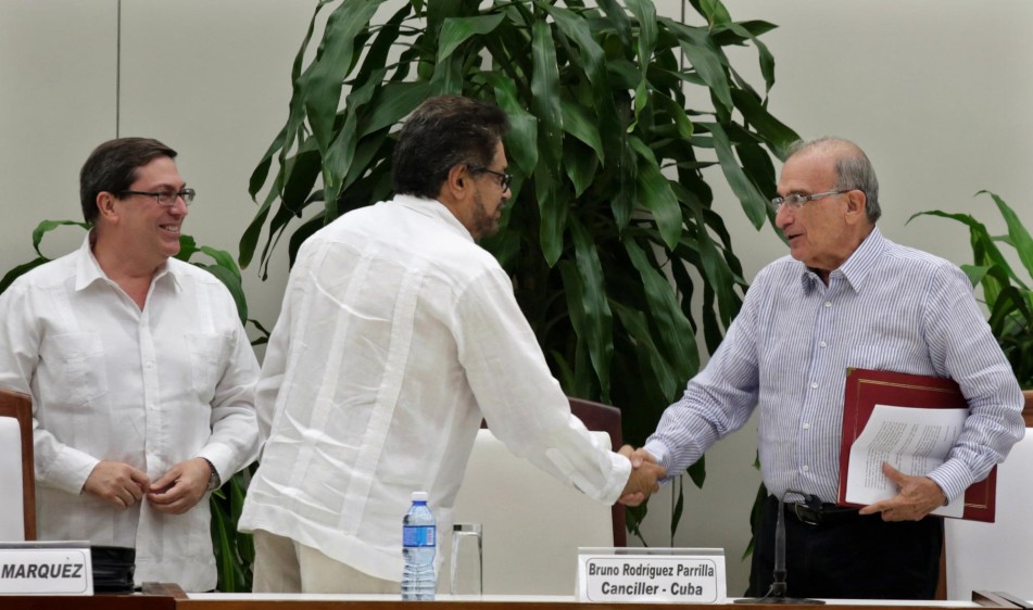 Humberto de la Calle y alias Iván Márquez firmaron un acuerdo que aún no existe. FOTO REUTERS