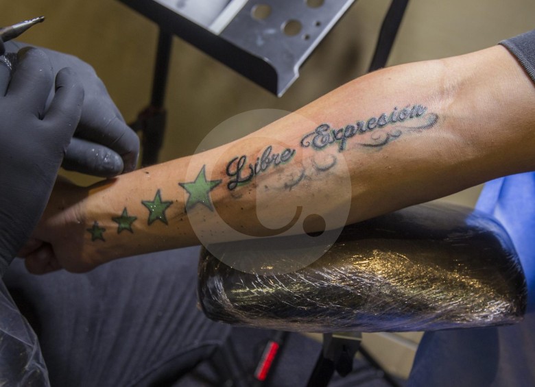 Borrar el error de ortografía de un tatuaje