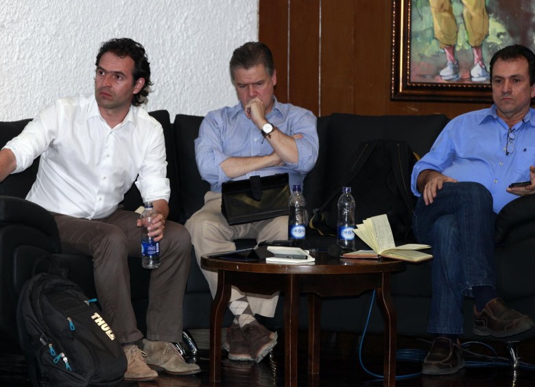 Federico Gutiérrez, Juan Carlos Vélez y Alonso Salazar debatieron en la universidad Luis Amigó. Gabriel Jaime Rico y Eugenio Prieto estaban invitados, pero se excusaron. FOTO Manuel saldarriaga