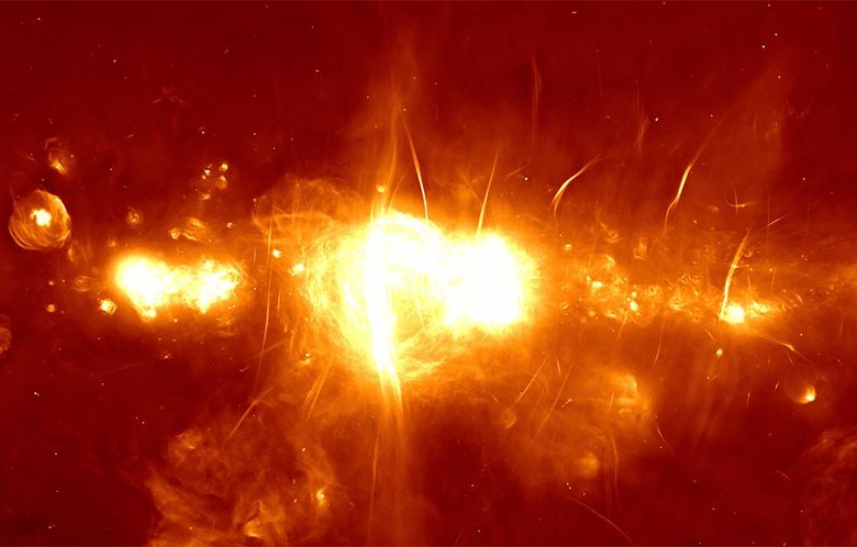 Imagen del centro de la Vía Láctea, captada por el Observatorio Sudafricano de Radioastronomía. Foto @astronomiaentubolsillo