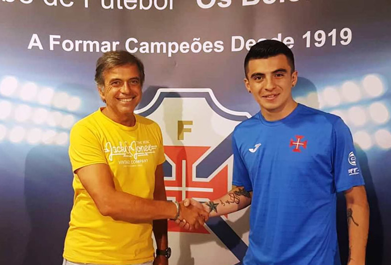 Yulián Díaz, jugador de fútbol sala, durante su llegada al club Os Belenences de Portugal. FOTO cortesía Clube os belenences