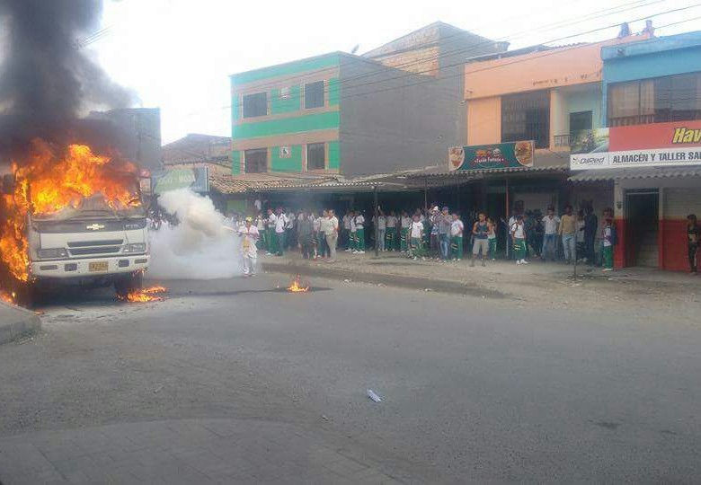 Tres carros repartidores de cerveza y gaseosa quemados en Urabá