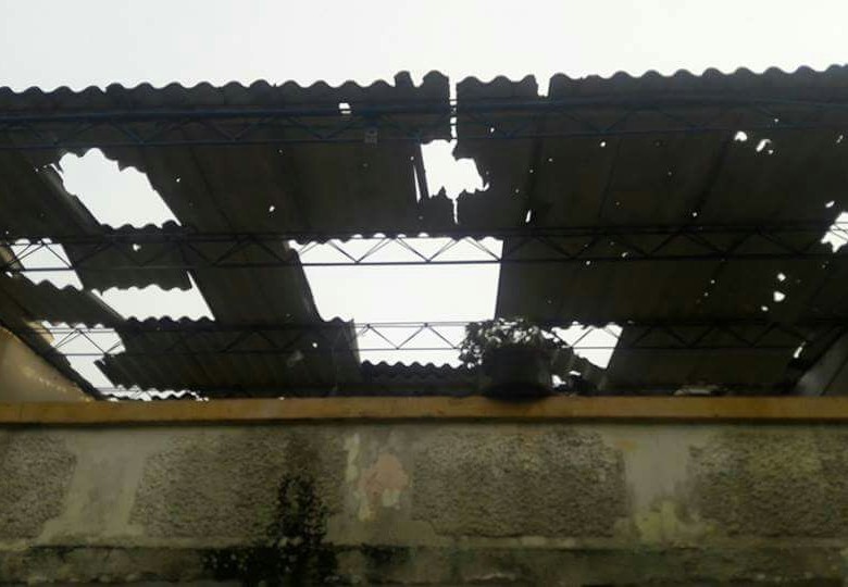 Así quedaron los techos luego del enfrentamiento entre el Esmad y los manifestantes en Segovia. FOTO: Cortesía