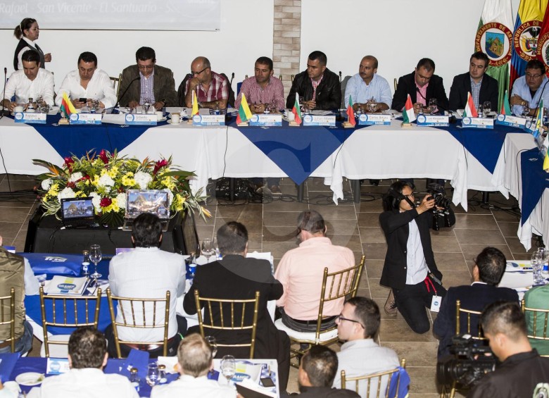 Los alcaldes de los 23 municipios del Oriente antioqueño, que se congregaron ayer en La Ceja, escucharon una serie de propuestas de expertos y la Gobernación de Antioquia para tener en cuenta en sus planes de desarrollo FOTO Julio C. Herrera.