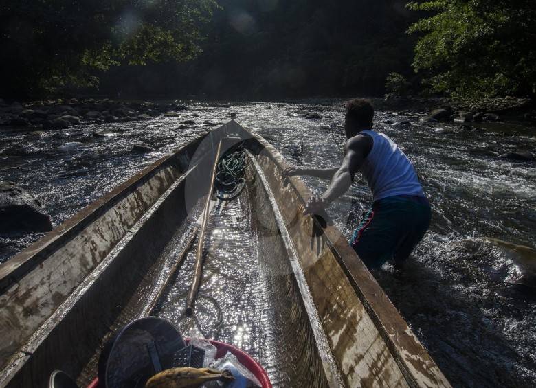 Por los ríos de Chocó se transportan desde los alimentos hasta la cocaína, por lo que quienes viven en sus riberas viven acosados por todos grupos armados ilegales. FOTO Donaldo Zuluaga