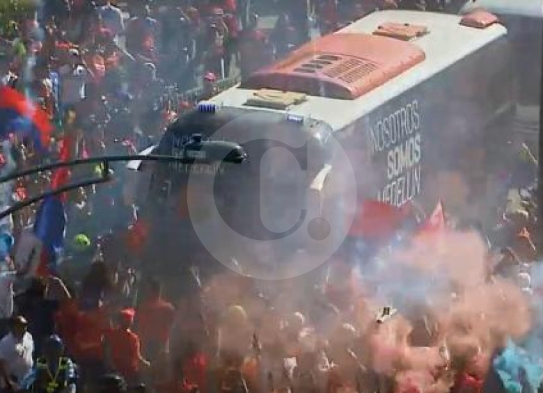 Así fue la llegada del bus del Poderoso al Atanasio Girardot, para la final ante el Junior. FOTO tomada de twitter