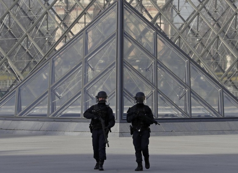 Los militares franceses custodian la entrada al museo del Louvre, en París. FOTO Reuters