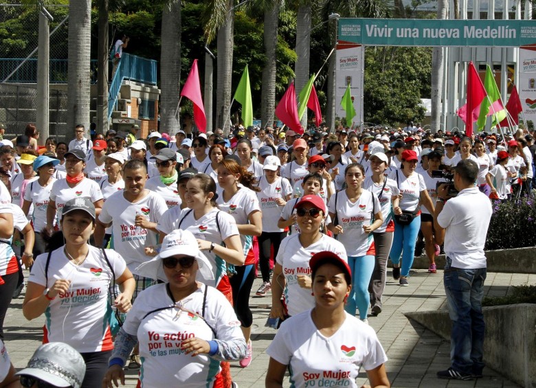 En Medellín, las 3.500 mujeres recorrieron con alegría los 5 y 10 kilómetros. FOTO donaldo zuluaga