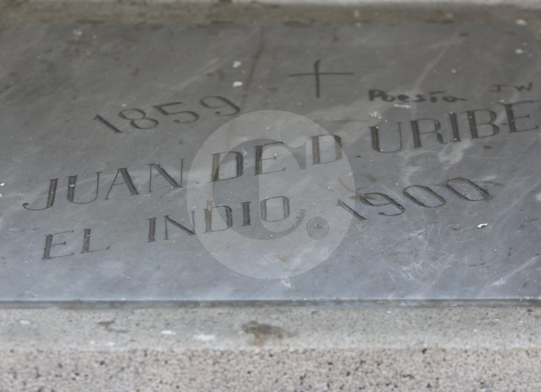 El Indio Uribe, Juan de Dios Uribe, nació en Andes en 1859 y murió en Quito, en 1900. Sobre el yunque, etc.