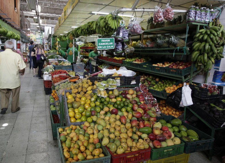 Comerciantes de las plazas de mercado de Medellín coinciden en afirmar que actualmente hay menos personas en esos sitios. Restaurantes y legumbrerías son atractivo. FOTO Manuel Saldarriaga