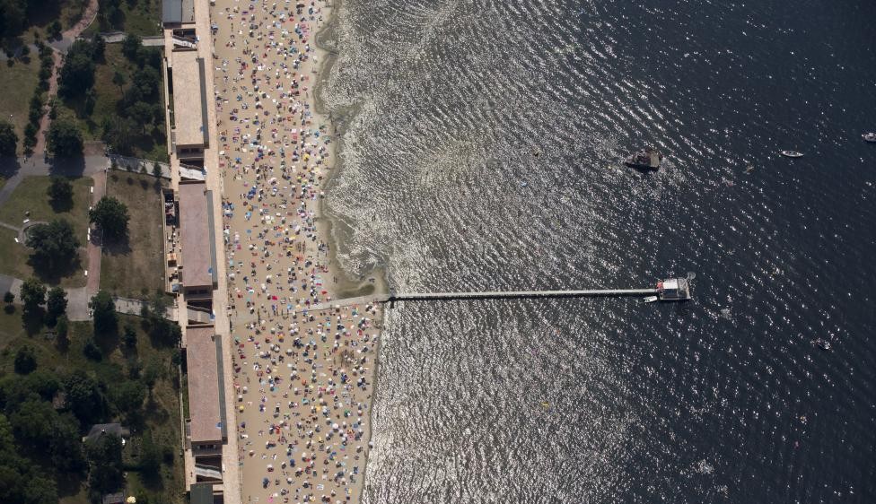 Personas tomando el sol y nadando en la playa de Wannsee, cerca de Berlín. FOTO Reuters