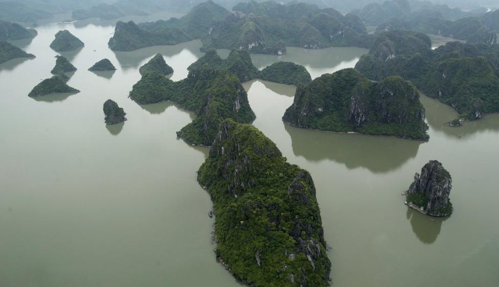Bahía de Ha Long en Vietnam vista desde un hidroavión. FOTO Reuters