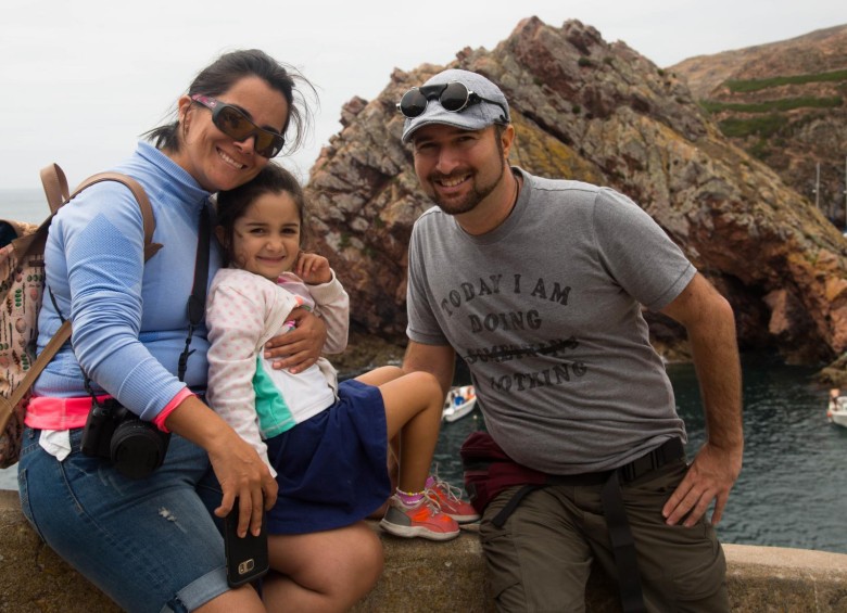 La paisa Marcela Mariscal viaja con su hija y su esposo, José Pastor. Ella ha logrado combinar su estilo de vida con la educación de la ñiña, en un colegio en Medellín. FOTO colprensa
