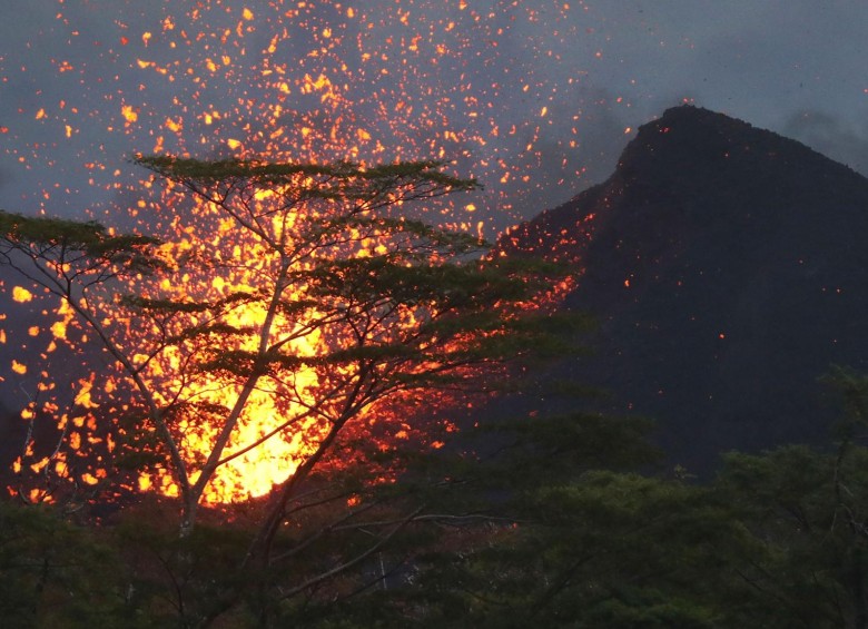 La erupción del volcán Kilauea en las islas de Hawai es una de las más largas de las últimas décadas. El río de lava que desciende por sus laderas ya alcanzó el mar y ha causado la evacuación de cientos de viviendas. Foto: AFP