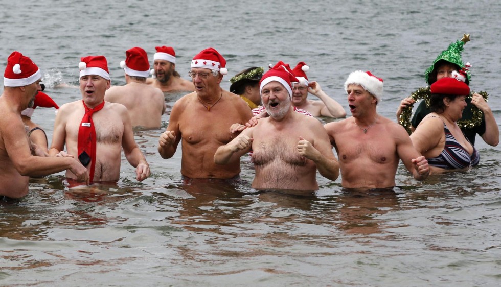 Decenas de nadadores del club Seehunde Berlin (Focas de Berlín) llegaron este jueves al lago Oranke . FOTO Reuters