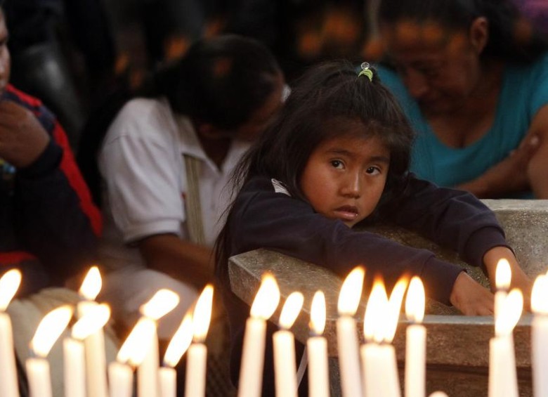 Aproximadamente 2.000 personas asistieron a la misa celebrada en honor de los dos indígenas de la comunidad nasa asesinados hace tres días por guerrilleros de las Farc en Toribío, en el norte del Cauca. FOTO jaime Pérez
