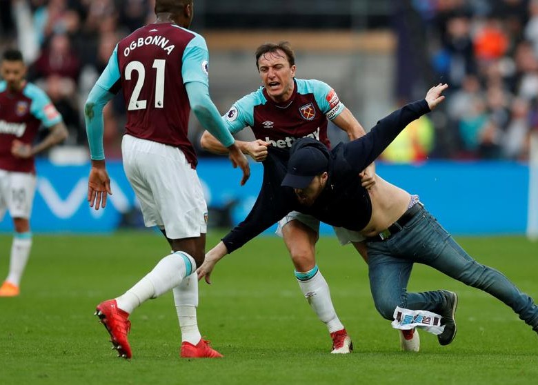 El pasado 10 de marzo, en el encuentro entre el West Ham y el Burnley, un seguidor local saltó al terreno de juego y fue expulsado a golpes por Mark Noble, capitán del equipo. FOTO REUTERS