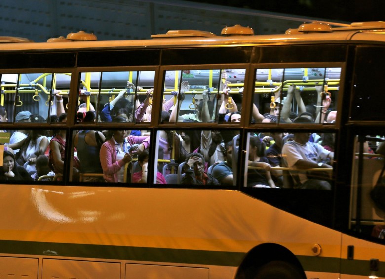 En la hora pico, cuando el sistema transporta más de 6.000 pasajeros, los abusadores aprovechan las aglomeraciones dentro de los buses para acosar. FOTO Juan Antonio Sánchez.