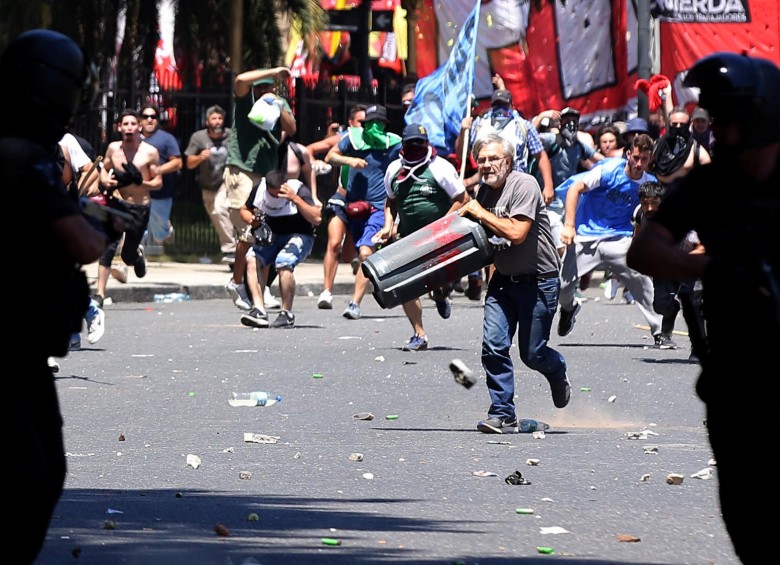 Este jueves estuvo pasado por protestas en Argentina, al discutirse una reforma pensional en ese país. FOTO REUTERS
