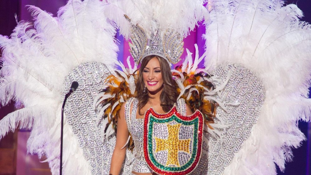“Las mujeres latinas, la gente latina, es muy enfática. Lo lleva en la sangre, ¿no? Así que puede que sea verdad que entre las mujeres latinas haya más competencia”, dijo Miss Bolivia, Claudia Tavel. “Y esperamos que este año, como hermanos, nos apoyemos (unos a otros) y que la Miss Universo sea una mujer de buen corazón, y que sea latina”. FOTO AFP
