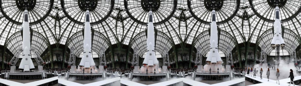 De izquierda a derecha, un combo de cinco naves espaciales simulando un “lanzamiento del número 5”, en alusión a su célebre perfume. FOTO: AFP. 