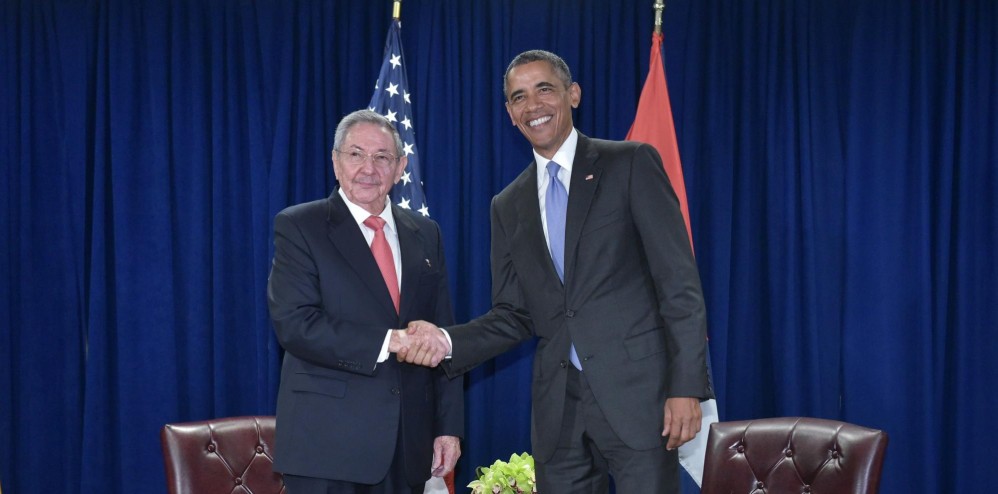 Los presidentes de Estados Unidos, Barack Obama, y de Cuba, Raúl Castro, sostuvieron este martes en Naciones Unidas un encuentro poco común. FOTO AFP