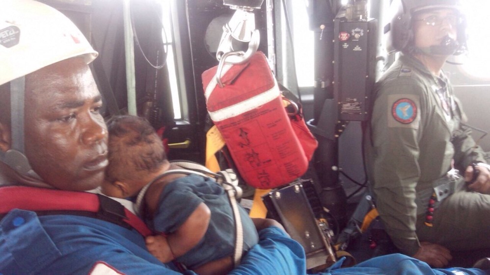 Hasta el avión siniestrado llegaron los rescatistas, que subieron a los pacientes a un helicóptero de la FAC para el traslado al hospital de Quibdó. FOTO CORTESÍA