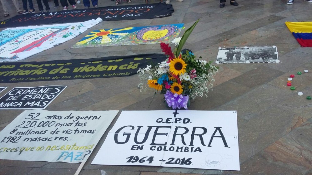 En Medellín, un grupo de ciudadanos llenó de pancartas y flores la plaza Botero con mensajes de apoyo al acuerdo del cese al fuego bilateral y definitivo y la dejación de armas. FOTO Juan Antonio Sánchez