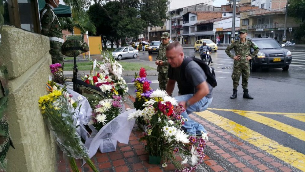Diferentes ofrendas florales y mensajes de apoyo a los militares dejaron los ciudadanos. FOTOS Donaldo Zuluaga / EL COLOMBIANO 
