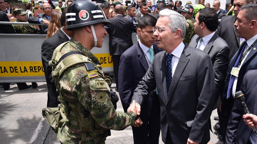 Álvaro Uribe, como de costumbre, estrechó las manos de las personas que se encontró en el camino. FOTO AFP