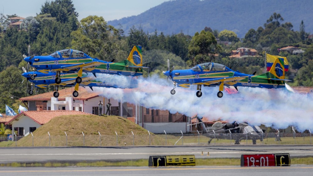 También se llevaron palmas la escudrilla Fumaça de la Fuerza Aérea Brasileña, caracterizada por hacer letras con humo en el cielo, con sus turbohélices Embraer EMB 314 y Super Tucano. FOTO JUAN ANTONIO SÁNCHEZ