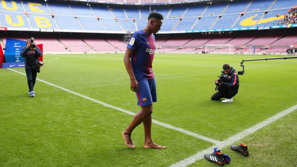 Mina piso el cesped descalzo y hasta se animó a bailar salsa choque en el Camp Nou. FOTO REUTERS