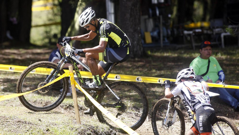 Fabio Castañeda y Ashlie Hinestroza en la categoría Élite, fueron los grandes ganadores de la prueba de Cross Country de Ciclomontañismo del Clásico El Colombiano Indeportes Antioquia 2015, que se corrió este domingo en el Recinto Quirama de Rionegro. FOTO MANUEL SALDARRIAGA.