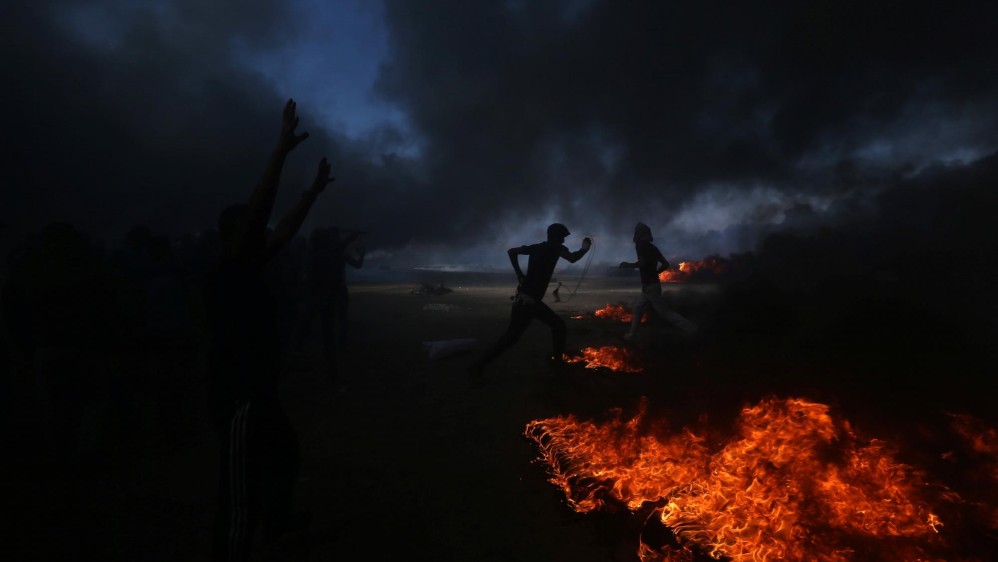 Luego del anuncio de Estados Unidos de abrir una embajada en Jerusalén, cientos de palestinos iniciaron protestas en la franja de Gaza, lo que llevó a una represión con armas letales del ejército israelí que ya deja más de 58 muertos y 2.700 heridos por las balas. Foto: AFP