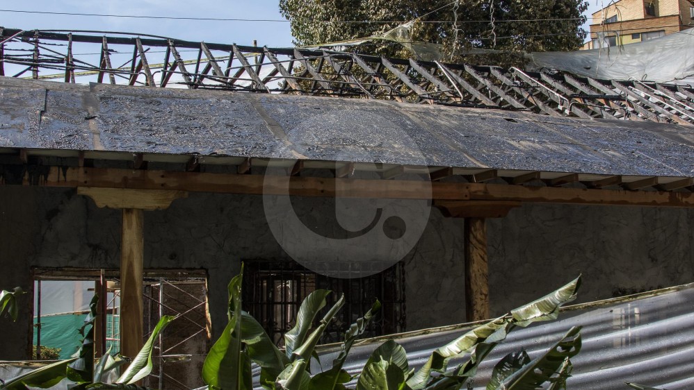 La Alcaldía de Envigado explicó que el incendio se inició en uno de los techos donde se está realizando una reconstrucción. FOTO Robinson Sáenz 