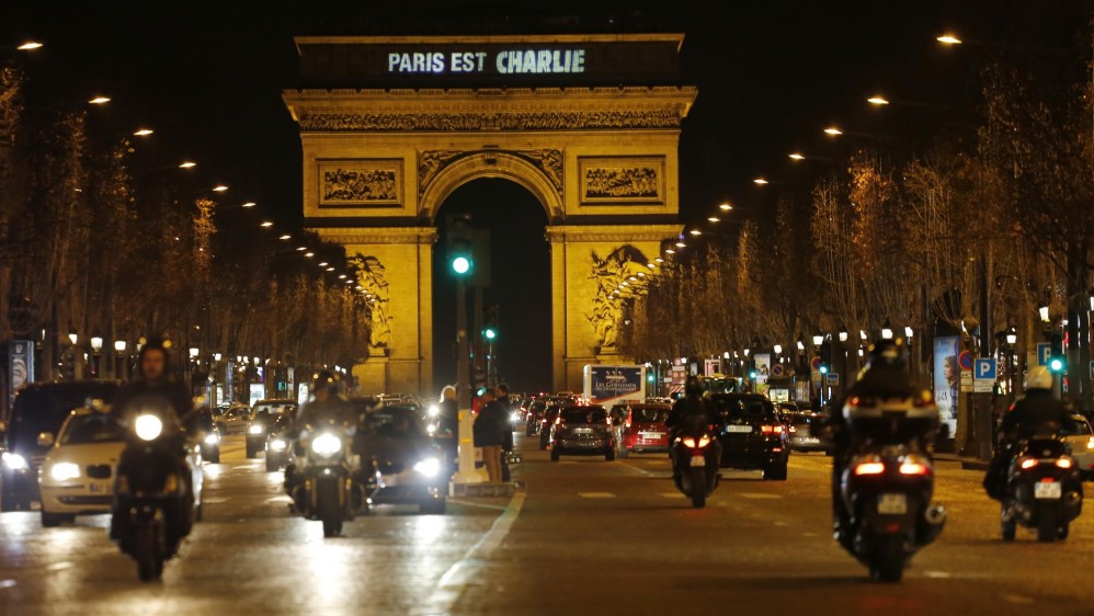 Francia continúa bajo máxima tensión y recibiendo la solidaridad de muchos países del mundo. FOTO AP.