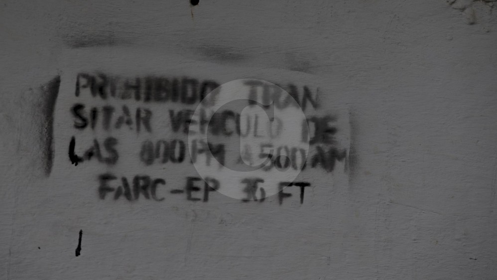 En fachadas de la vereda Roblal, las Farc escriben las normas que le imponen a la comunidad. FOTO: Donaldo Zuluaga.