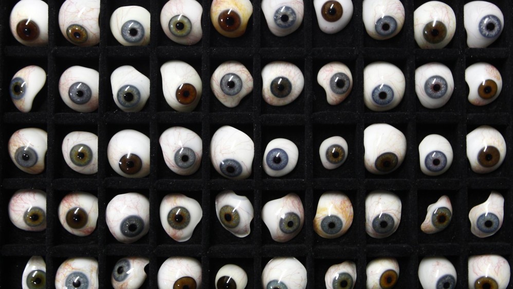 El oculista Gerhard Greiner produce los ojos de vidrio en Munich, Alemania, donde los vende a personas que han perdido la vista por una enfermedad, un trauma o un accidente. Cada ojo de vidrio se tarda una hora en su elaboración y se busca una referencia permanente con el cliente para su color y el dibujo de los vasos sanguíneos. Cada prótesis puede costar 350 euros (1.228.500 pesos) FOTO: MICHAELA REHLE, REUTERS