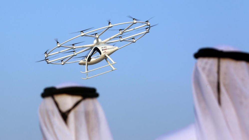 El dron, que funciona sin una guía a control remoto y tiene una duración máxima de vuelo de 30 minutos, cuenta con muchas herramientas en caso de problemas: baterías de repuesto, rotores y, para el peor escenario, un par de paracaídas. FOTO REUTERS