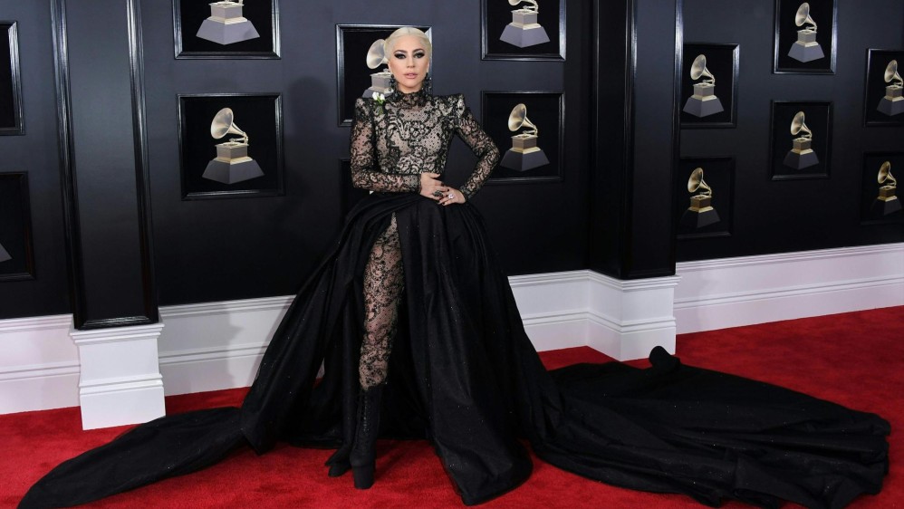 Gustó el traje de Lady Gaga, de negro. Menos extravagante que en ocasiones anteriores. FOTO AFP
