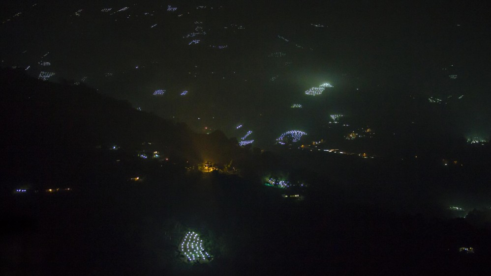 El auge de cripa cambió el paisaje nocturno en el norte de Cauca, dándole a sus veredas una apariencia similar a las barriadas urbanas. FOTO: Juan Antonio Sánchez.