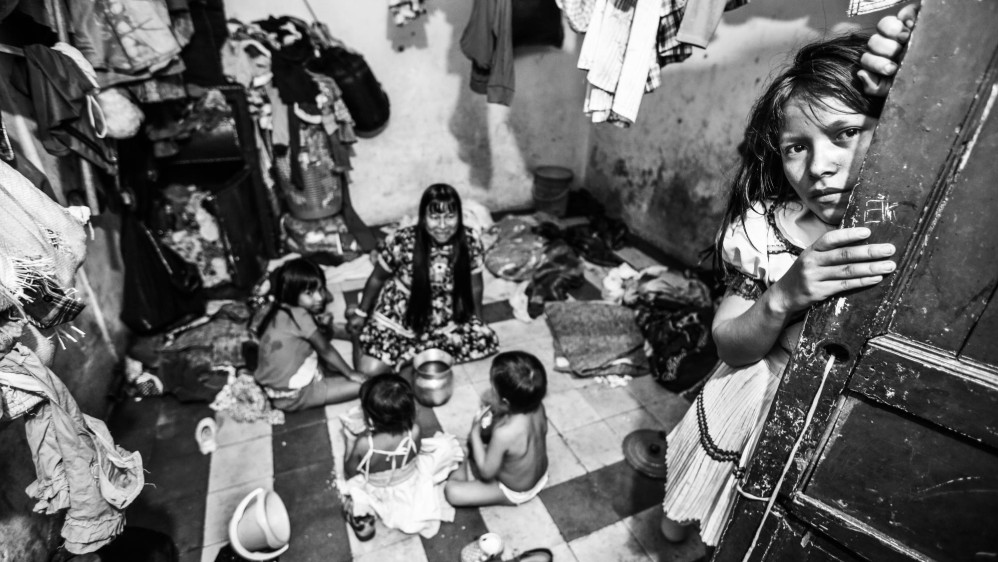 Algunos de los indígenas que se dedican a la mendicidad no pertenecen a comunidades antioqueñas, vienen de Chocó y Risaralda. Algunos han denunciado que son víctimas de explotación y que no pueden regresar a sus territorios. Foto: Manuel Saldarriaga Quintero.