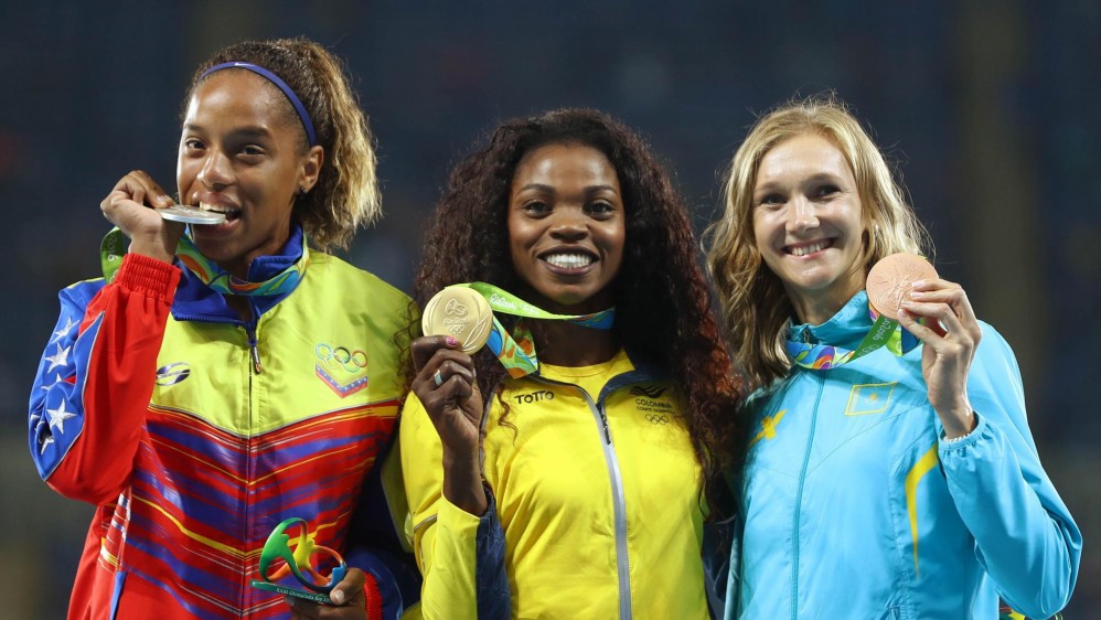 En la ceremonia, también fue premiada con la medalla de plata la venezolana Yulimar Rojas, y con la presea de bronce, la kazaja Olga Rypakova. FOTO Reuters