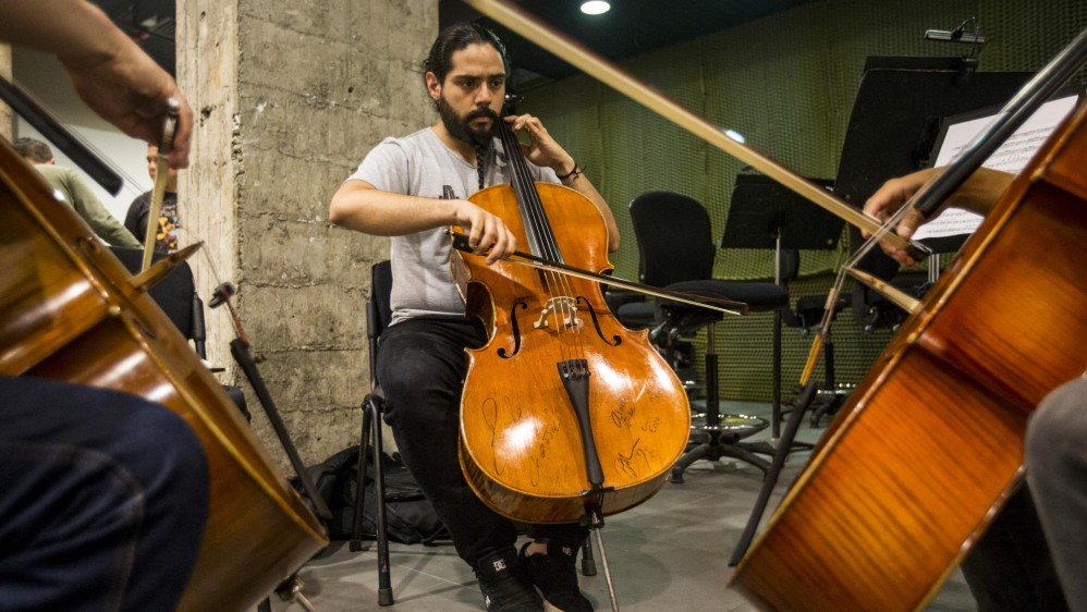 Ensayo de la filarmónica en el centro comercial Oviedo, en Medellín. FOTO JAIME PÉREZ. 