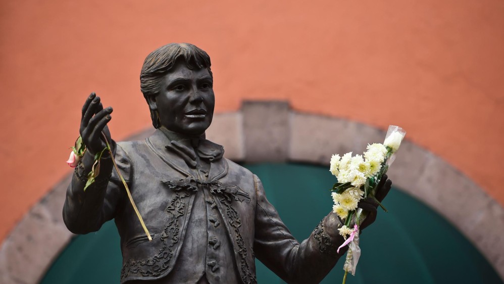 Ciudad Juárez dedicará una plaza y una estatua al fallecido cantante mexicano Juan Gabriel, que se crió y arrancó su carrera musical en esta norteña localidad, dijo su alcalde, Javier González Mocken. FOTO AFP
