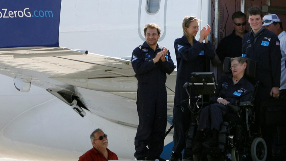 El presidente de ZERO-G, Peter Diamandis, y Hawking en la Centro Espacial Kennedy, en Cabo Cañaveral. FOTO REUTERS