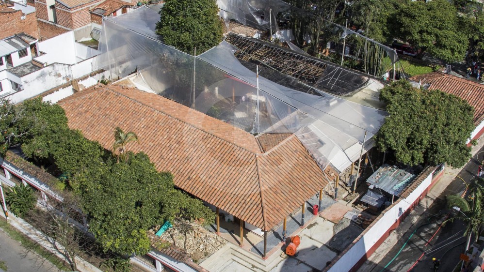 Un incendio que se presentó este martes en la Casa de la Cultura de Envigado, afectó la estructura pero no dejó personas lesionadas. FOTO Robinson Sáenz 