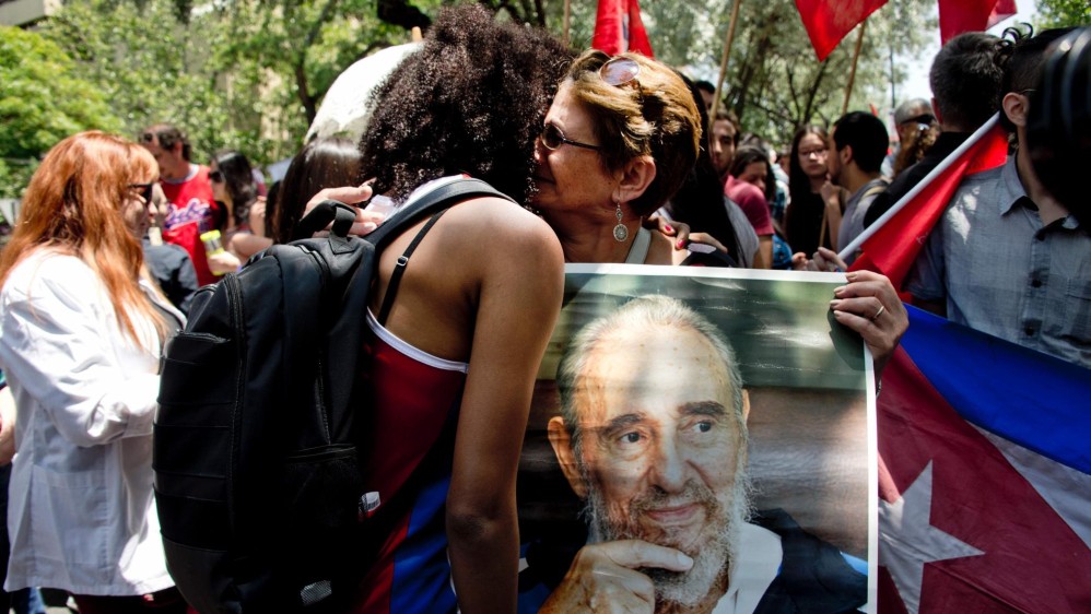 Los cubanos en Santiago de Chile también lloraron la muerte de su líder. FOTO AFP